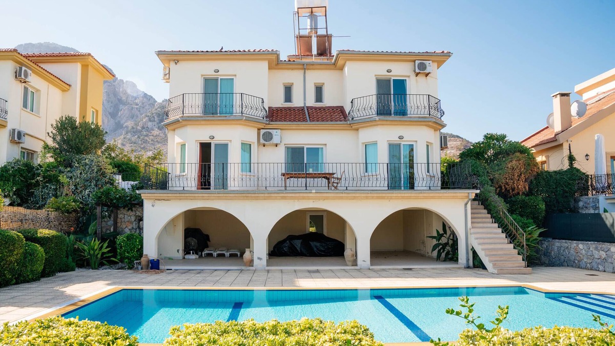 Karsiyaka Villa | Large 4 Bedroom Villa With sea Views