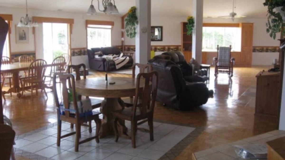 Notre-Dame-de-Pontmain Cottage | Large 4-season waterfront cottage