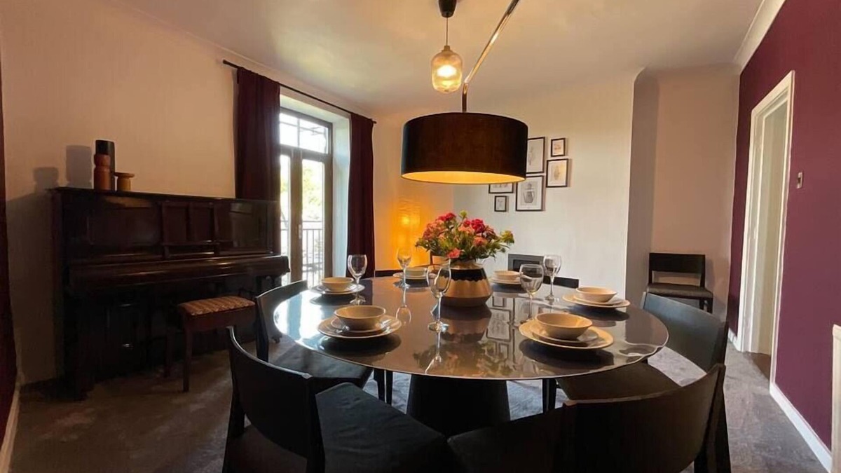 Hepworth House | Large 4 double bedroomed townhouse in central