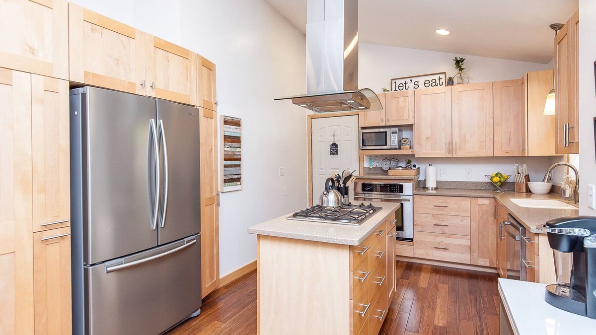 Rochester House | Large 4 Queen beds, 2 Full Bathrooms with Rec room near Mayo Clinic