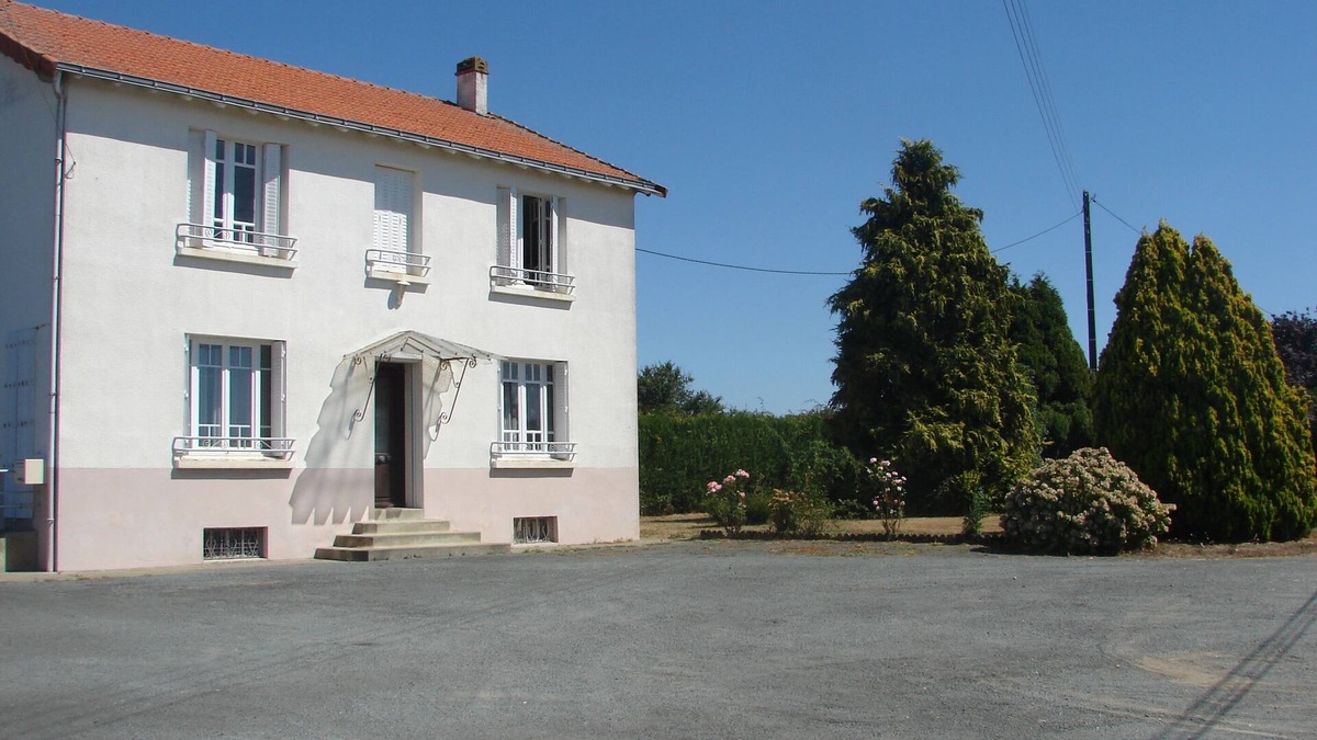Le Boupere House | Large 5 Bedroom Detached House + large private gardens & free unlimited internet