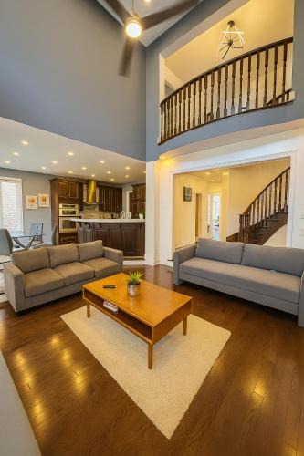 Brampton House | Large 5-Bedroom Gem - Stylish, Spacious, Well-Located