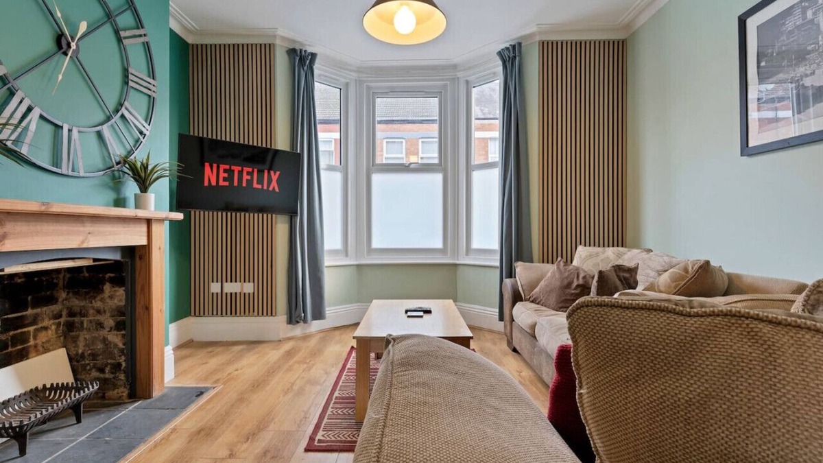 Northampton House | Large 5 Bedroom House - City Centre - Free Parking