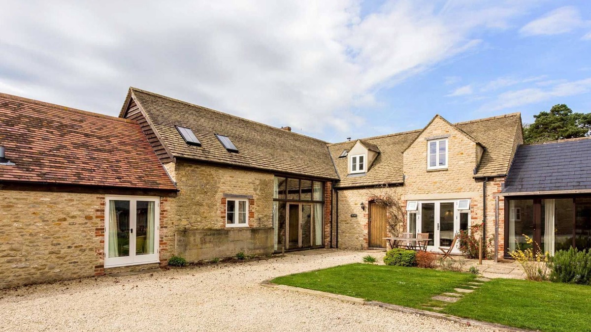 Shellingford Cottage | Large 5 bedroom holiday let in the Cotswolds - The Barn