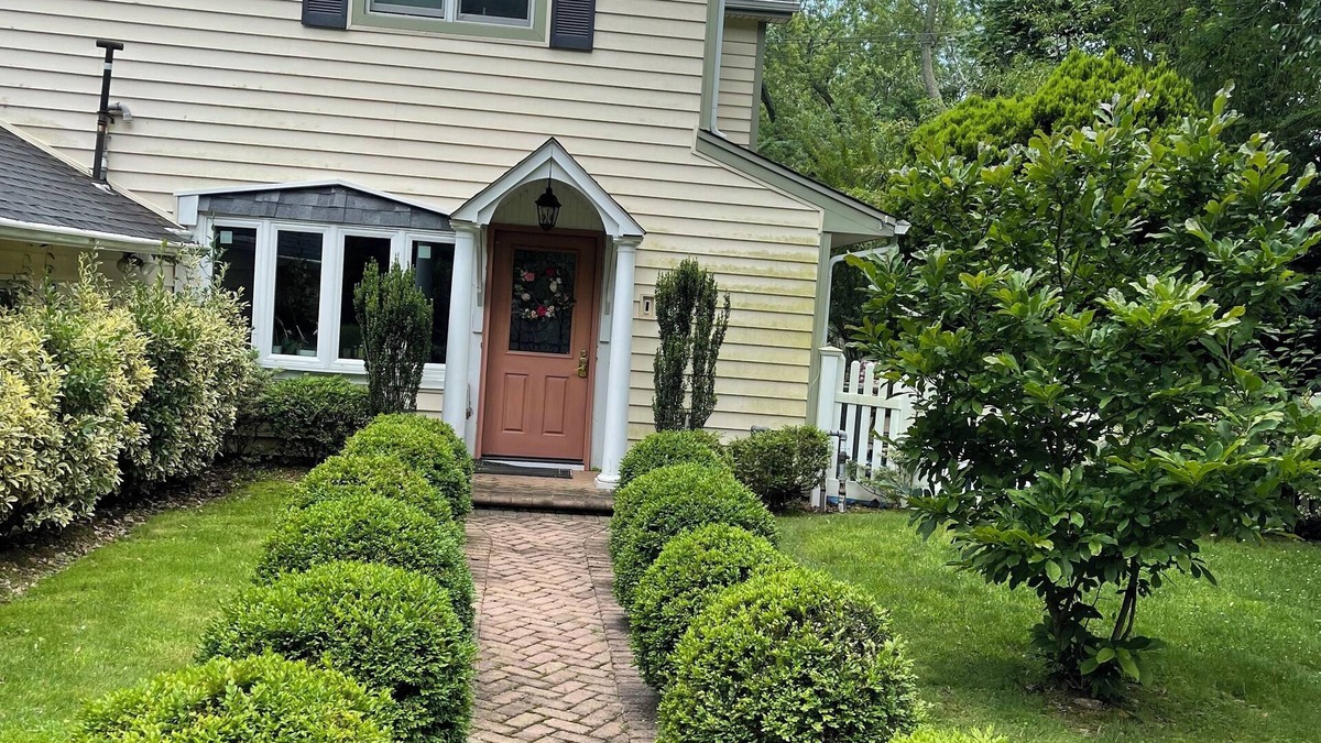Roslyn Heights House | Large 5-Bedroom Home in Roslyn Heights/Ideal for Groups & Families