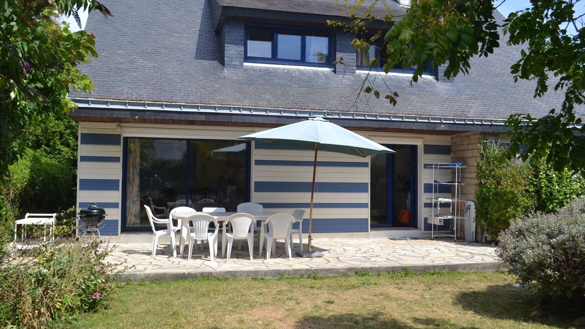 Arzon Villa | Large 5 Bedroom Villa, 100M Beach, Garden with Trees