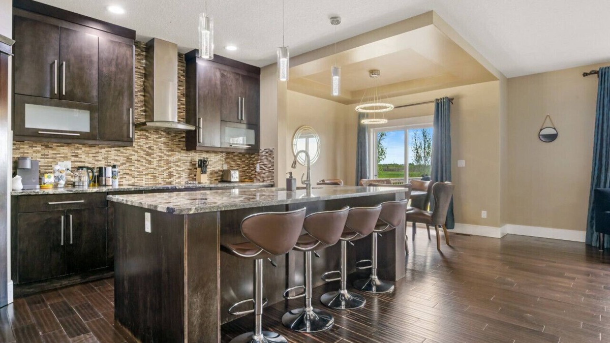 Northwest Edmonton House | Large 5BR Home » Central AC » King Bed » Netflix