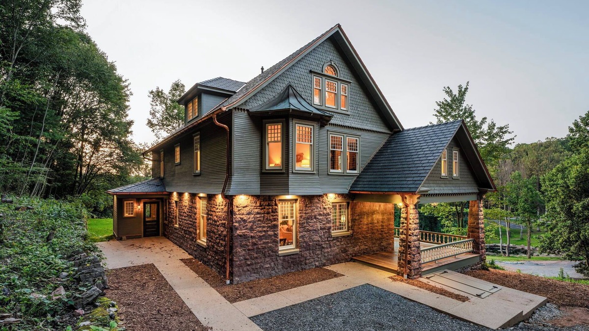 Sinking Spring House | Large 6 bedroom, 6.5 bath restored Victorian home at Indiandale Springs