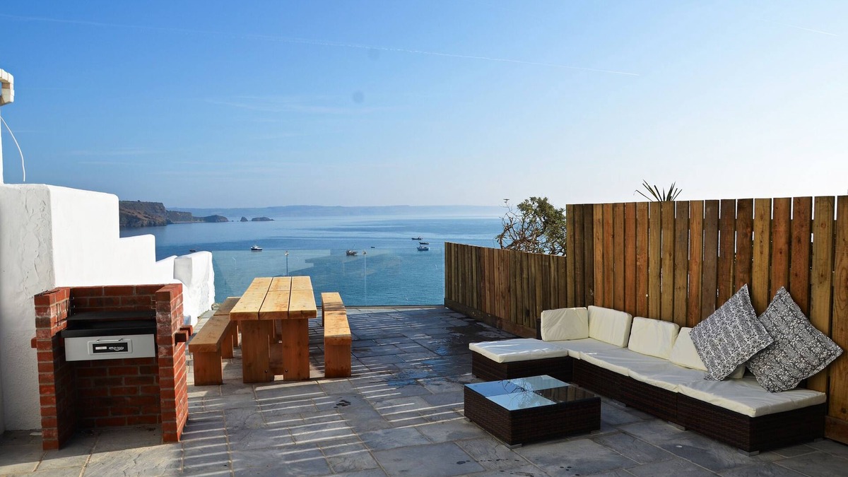 Tenby House | Large 6 bedroom house. Uninterrupted sea views - perfect for town and beaches.