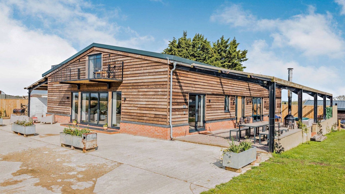 Faringdon Cottage | Large 6 bedroom luxury holiday home in the Cotswolds with a hot tub - Folly View