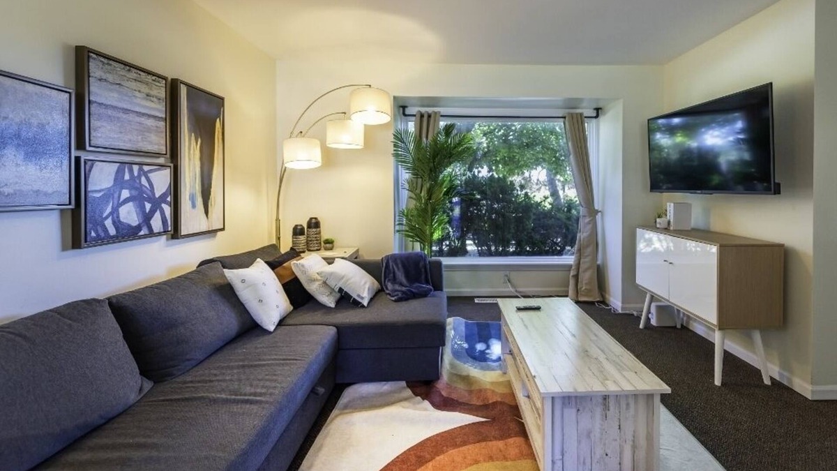 Dicken House | Large 6BR Stadium Getaway, Walk to the Big House!