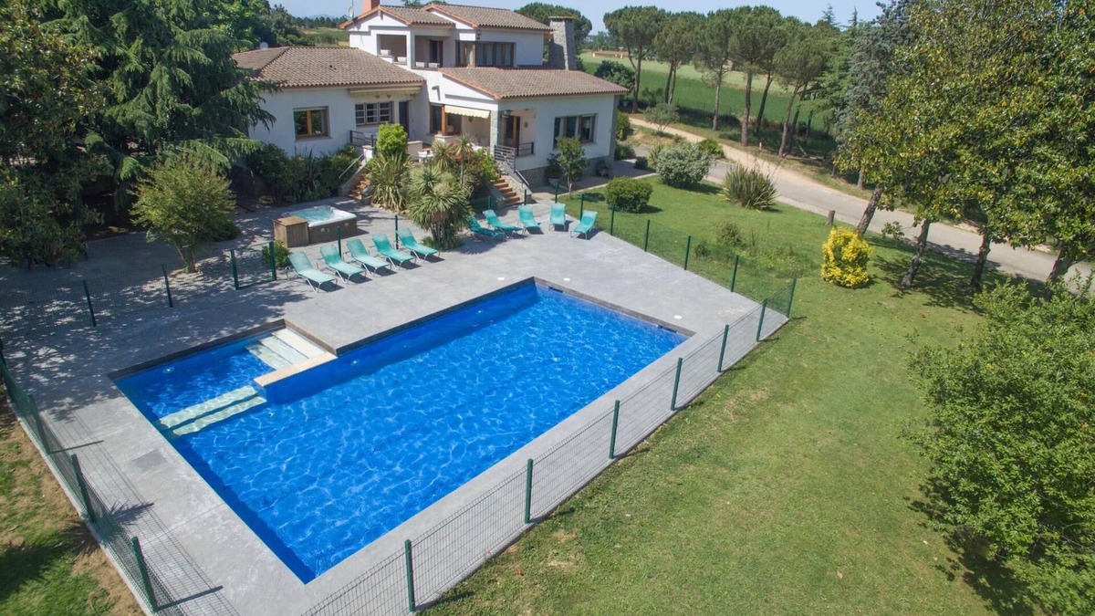Sils Villa | Large 7 Bedrms villa in Spain, near Barcelona &15min beaches Private pool
