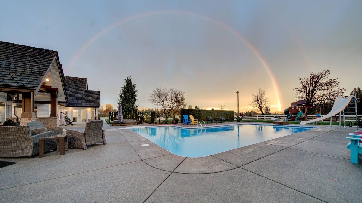Bradner House | Large acreage w/ pool/hottub/pool table/putting Green/karaoke