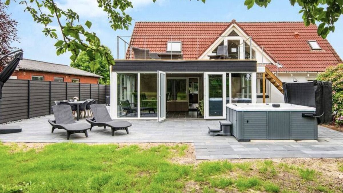 Henne House | Large activity house with free waterpark and bowling.