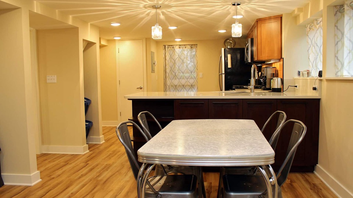 King Apartment | Large Alberta Arts Studio with Full Kitchen!