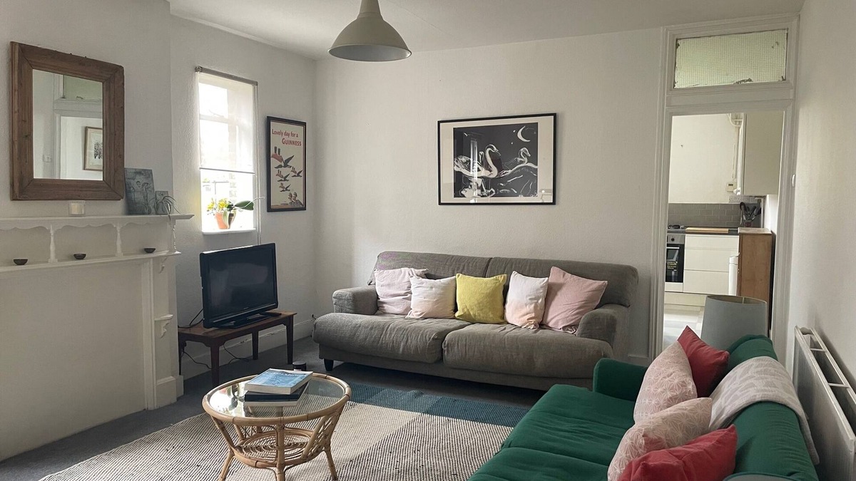 Brent Apartment | Large and airy first floor flat with two huge bedrooms