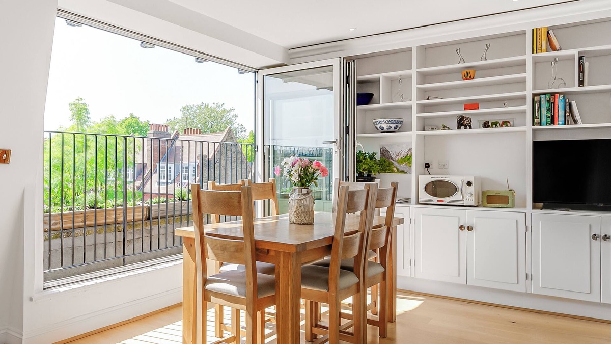 Addison Apartment | Large and Bright Victorian Townhouse with rapid transport links all over London