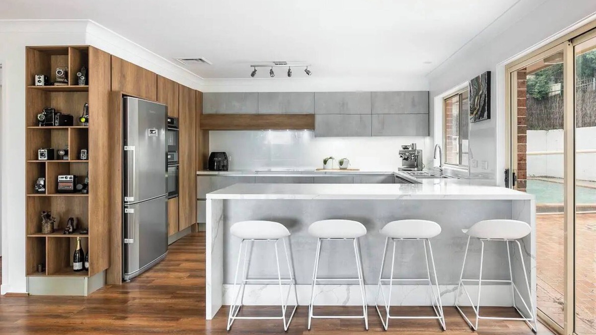 Ryde House | Large and modern 5 Bedroom home with a pool and work areas