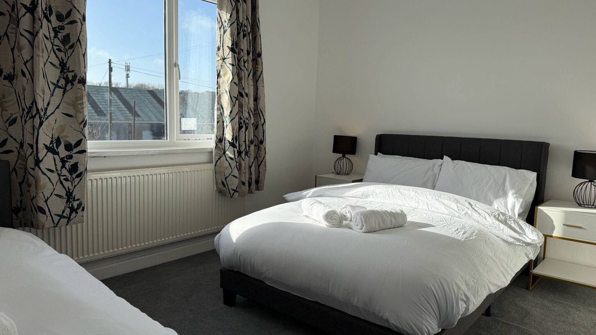 Bridgend House | Large and Peaceful 4-Bedroom House in Bridgend
