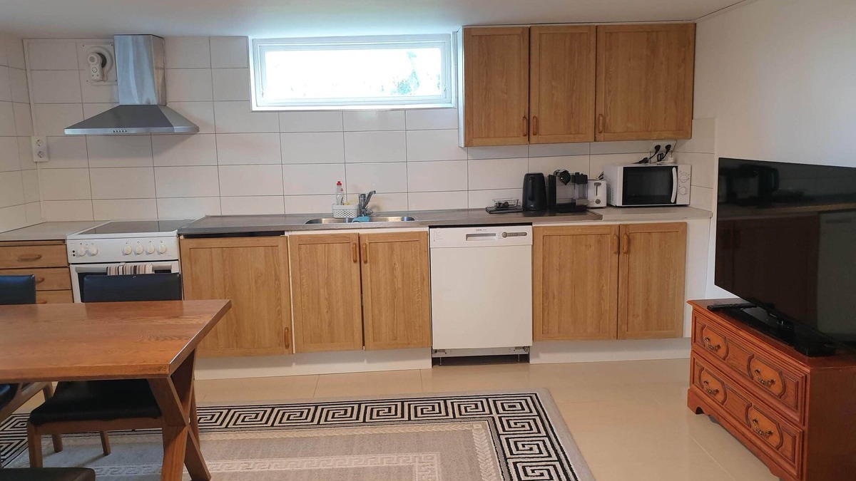 Lund House | Large and Peaceful semi-basement with 3 Bedrooms