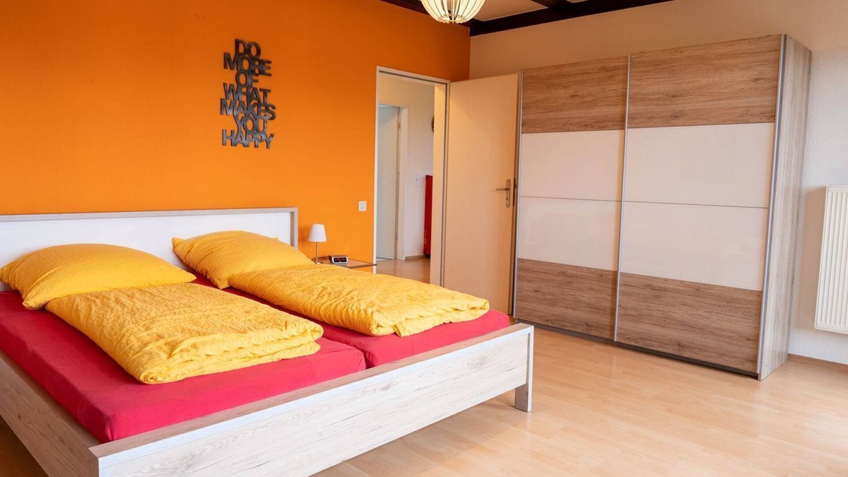 Sandershausen Apartment | Large apartment, 3 bedrooms, quiet, close to the city center, south-facing balcony, free parking spaces
