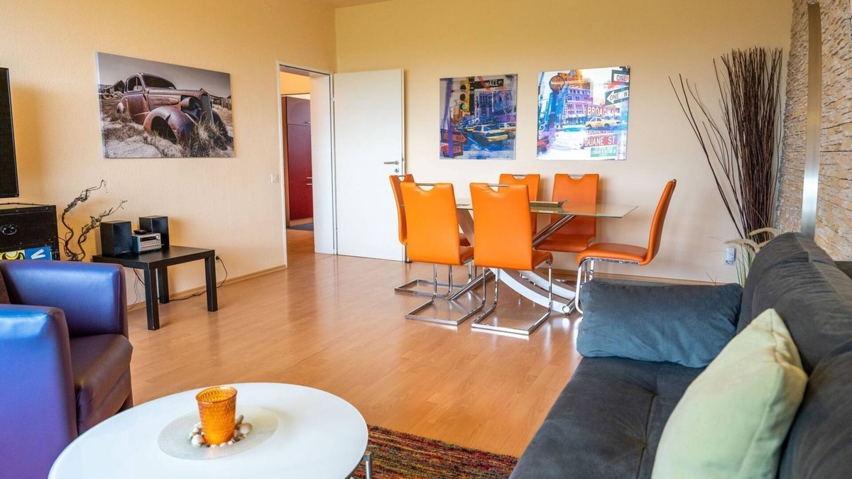 Niestetal Apartment | Large apartment (approx. 75 m²), quiet, close to the city center, south-facing balcony, free parking, WiFi