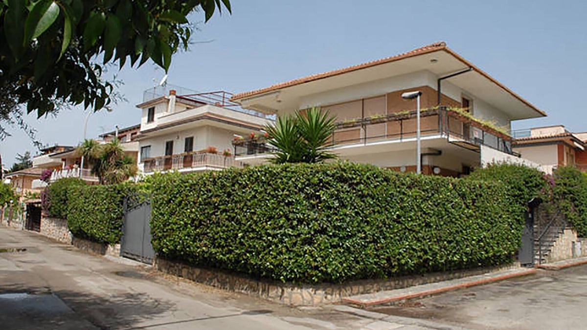 Gianola Apartment | Large apartment for 8 people. in the house Fiorita 2nd floor 10min walk to the sea