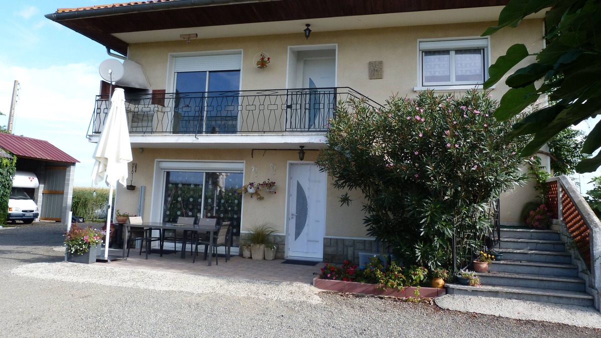Vic-en-Bigorre Apartment | large apartment on the 1st floor of a house