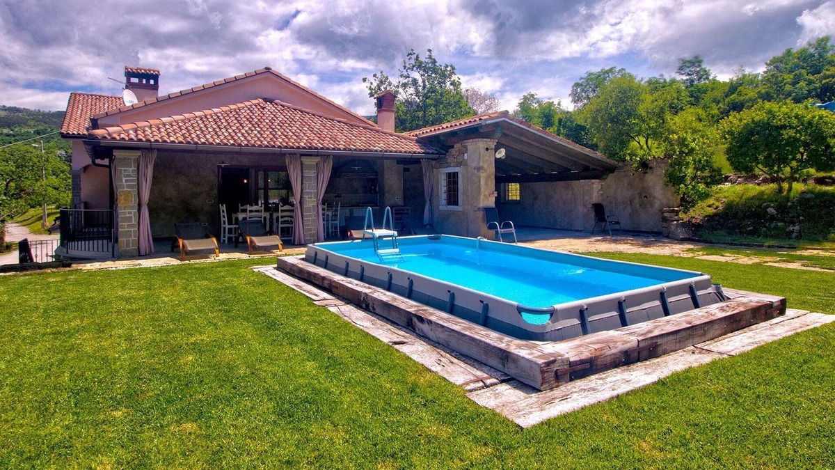 Hrastovlje Apartment | Large Apartment in Hrastovlje with Private Swimming Pool