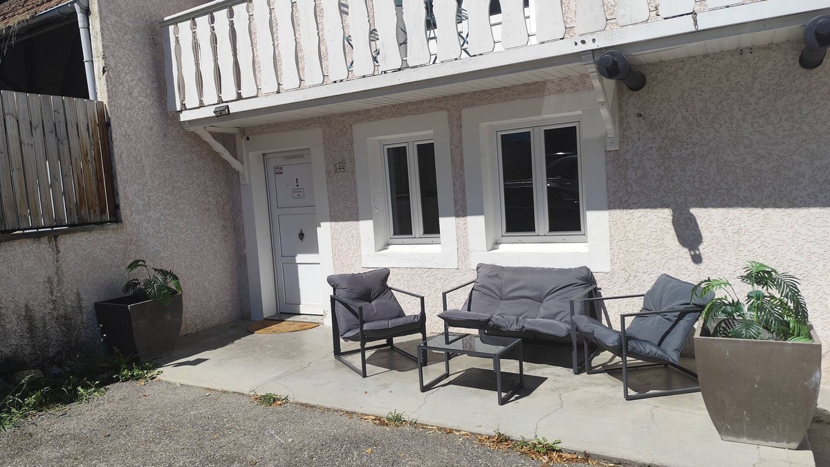 Eteaux Apartment | Large apartment in the center of a small village near communications,