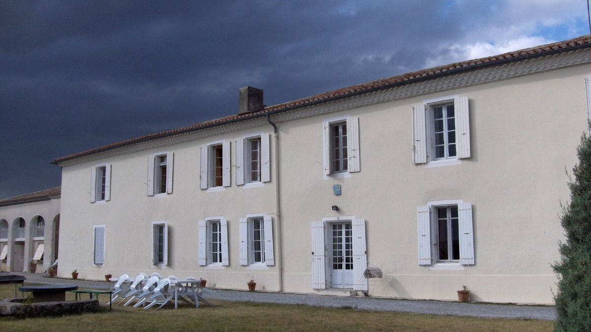 Airoux Apartment | Large apartment, south-facing view