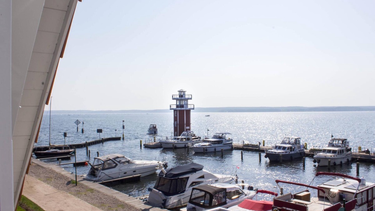 Plau am See Apartment | Large apartment, three balconies, free parking directly at the house 7 Nr 75
