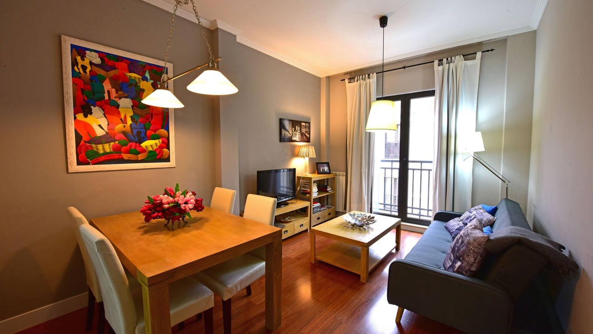 Centro Apartment | LARGE APARTMENT. VERY CENTRAL. AIR CONDITIONING FREE WIFI. GARAGE OPTION