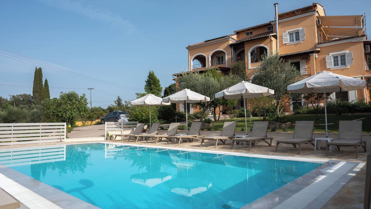 Kontokali Apartment | Large apartment with shared swimming pool and garden