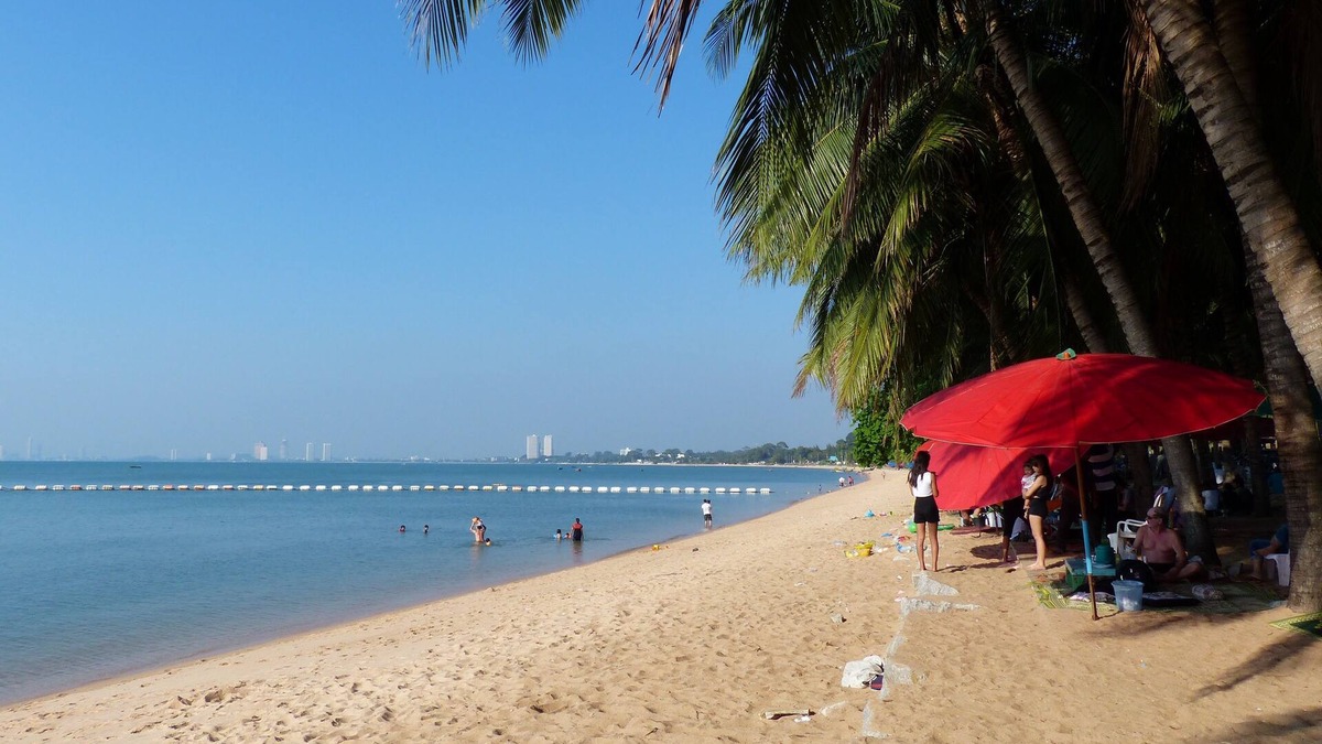 Chonburi Apartment | Large apartment with sea view 100 m from the beach in a fishing village