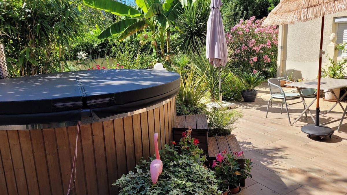 Trelissac Apartment | Large Appartment 50 sq m with heated spa ✦ south-facing garden