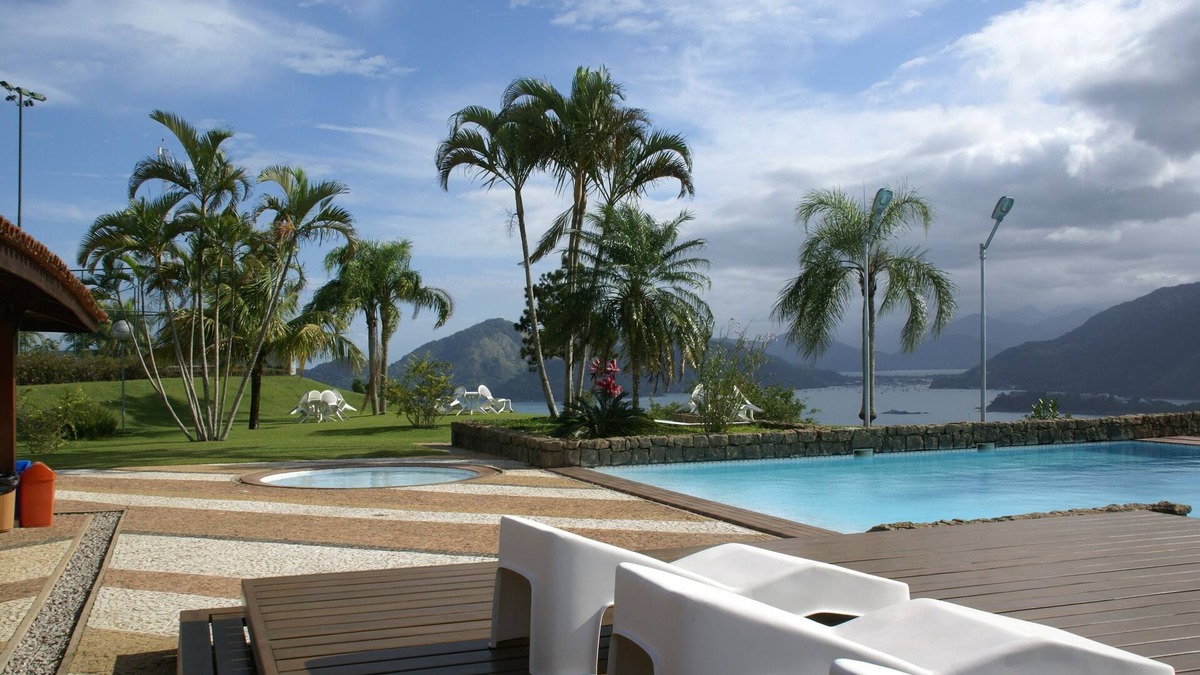 Toninhas Apartment | large apt 3 bedrooms, condominium with security and leisure area overlooking the sea