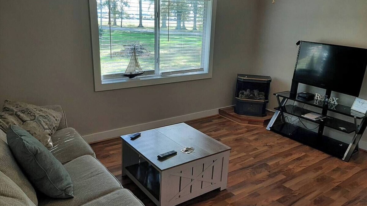 Lakeview Apartment | Large Back Deck Cottage with Spectacular Sunset Views of North Indian Lake