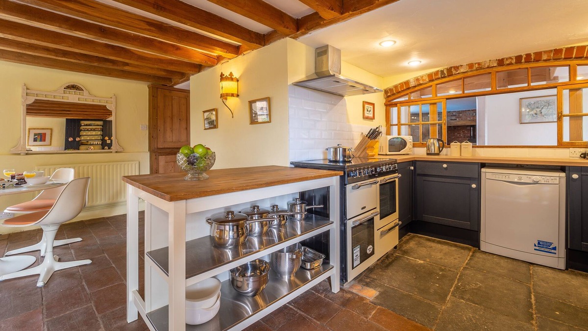 Ipswich Cottage | Large barn conversion in a rural stud with a swimming pool - The Old Barn