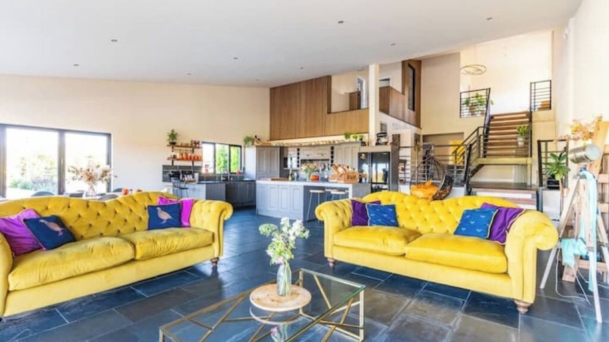 Clipsham House | Large barn with hot-tub in the English countrysidenn
