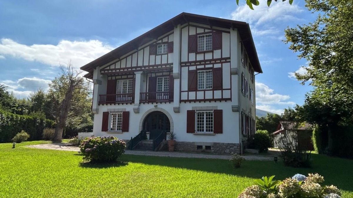 Sare House | Large Basque-style villa. Exceptional view of the village of Sare La Rhune