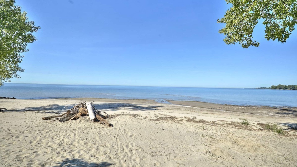 Fort Erie House | Large Beachfront Family Home with Heated Pool