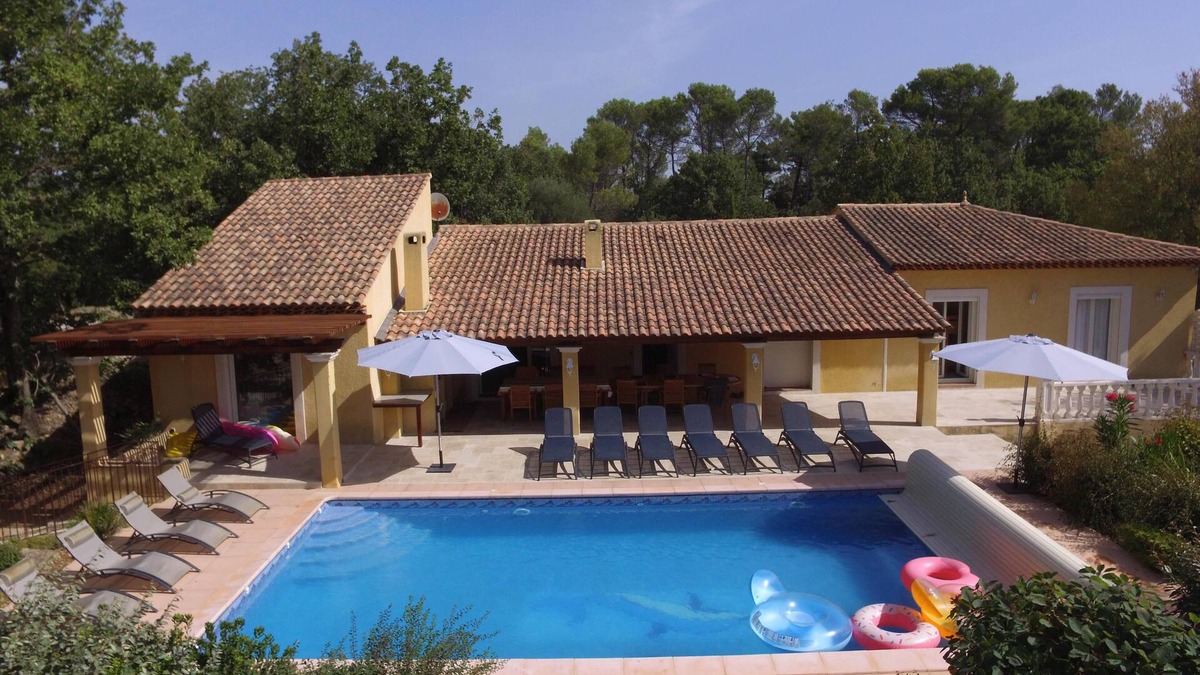 Besse-sur-Issole Villa | Large, beautiful villa on wooded grounds, swimming pool and large private plot.