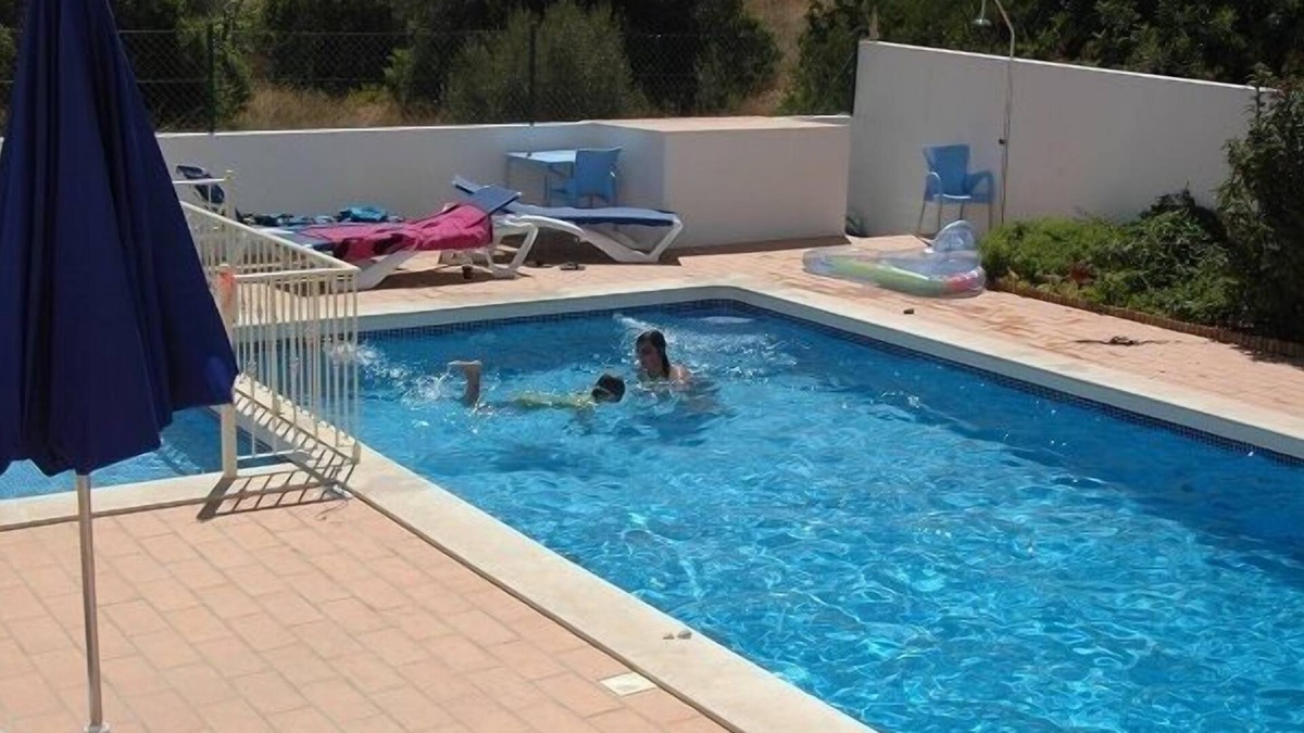 Guia Apartment | Large Beautiful 3 Bedroom Apartment with Garden/Pool