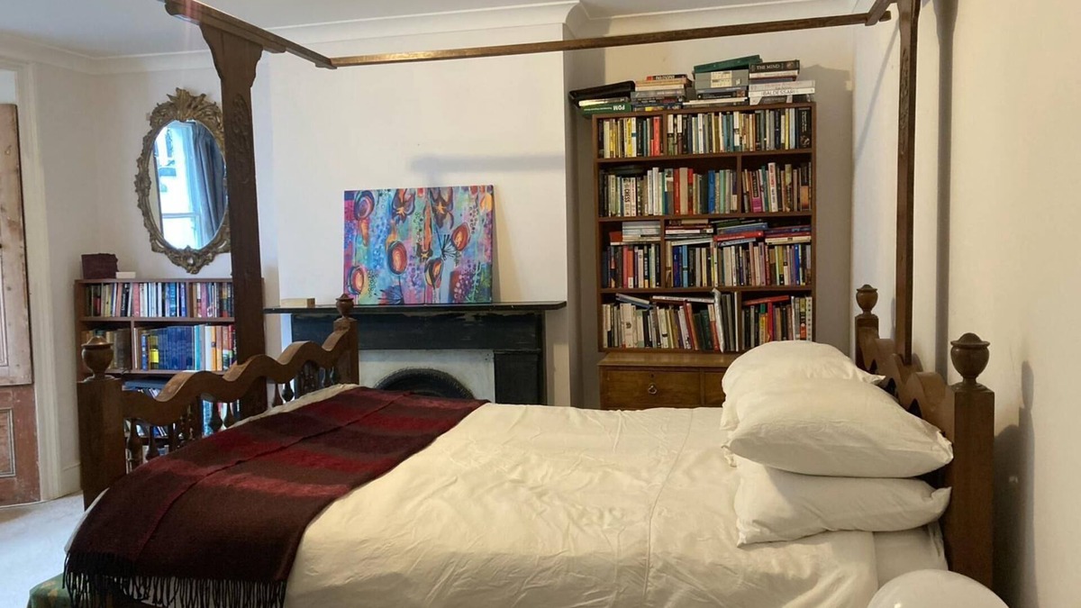 Shepherd's Bush Apartment | Large Bedroom in quiet West London