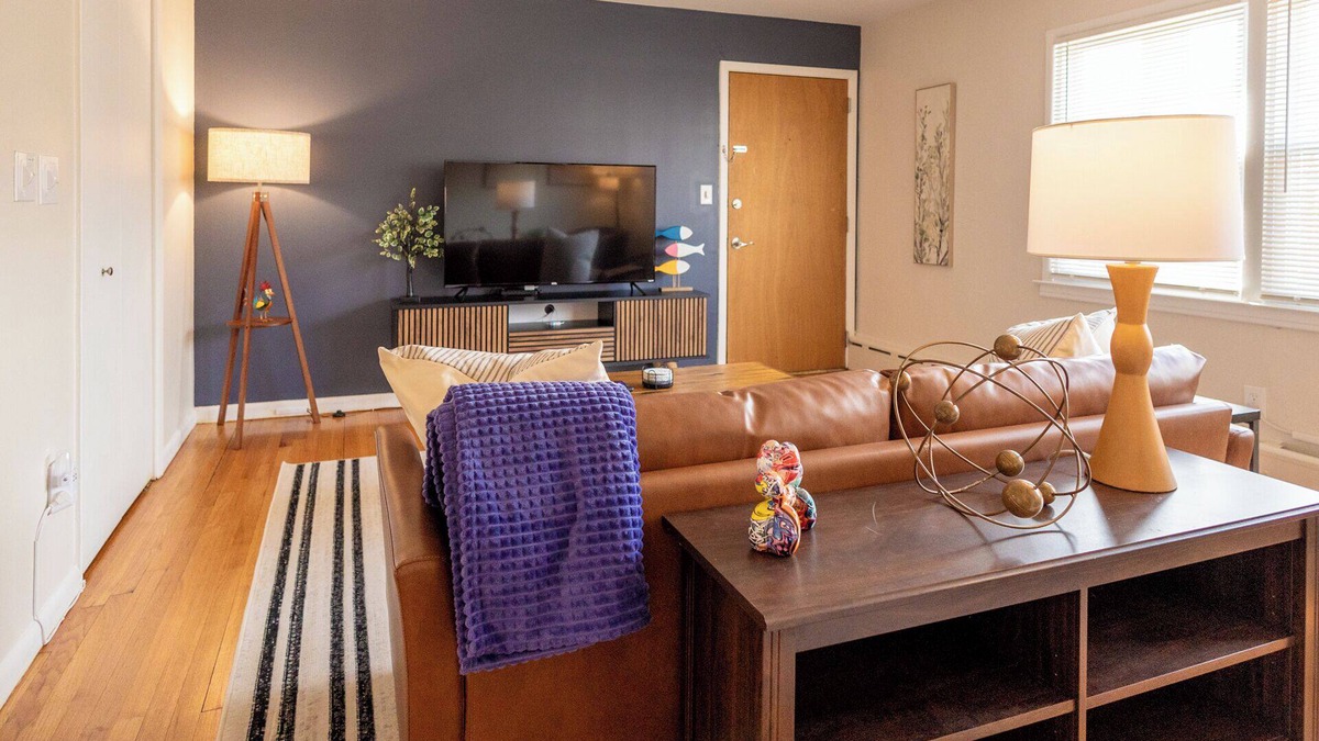 Belleville Apartment | Large Belleville 1 Bed - Pets OK, Parking, Laundry, Fios, Safe, Dog Park Nearby