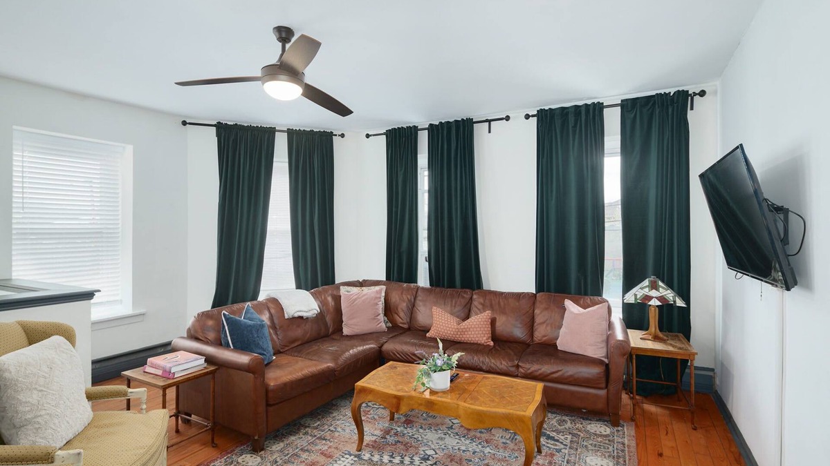 Roxborough-Manayunk Apartment | Large Bi-Level in Manayunk – Prime Location!