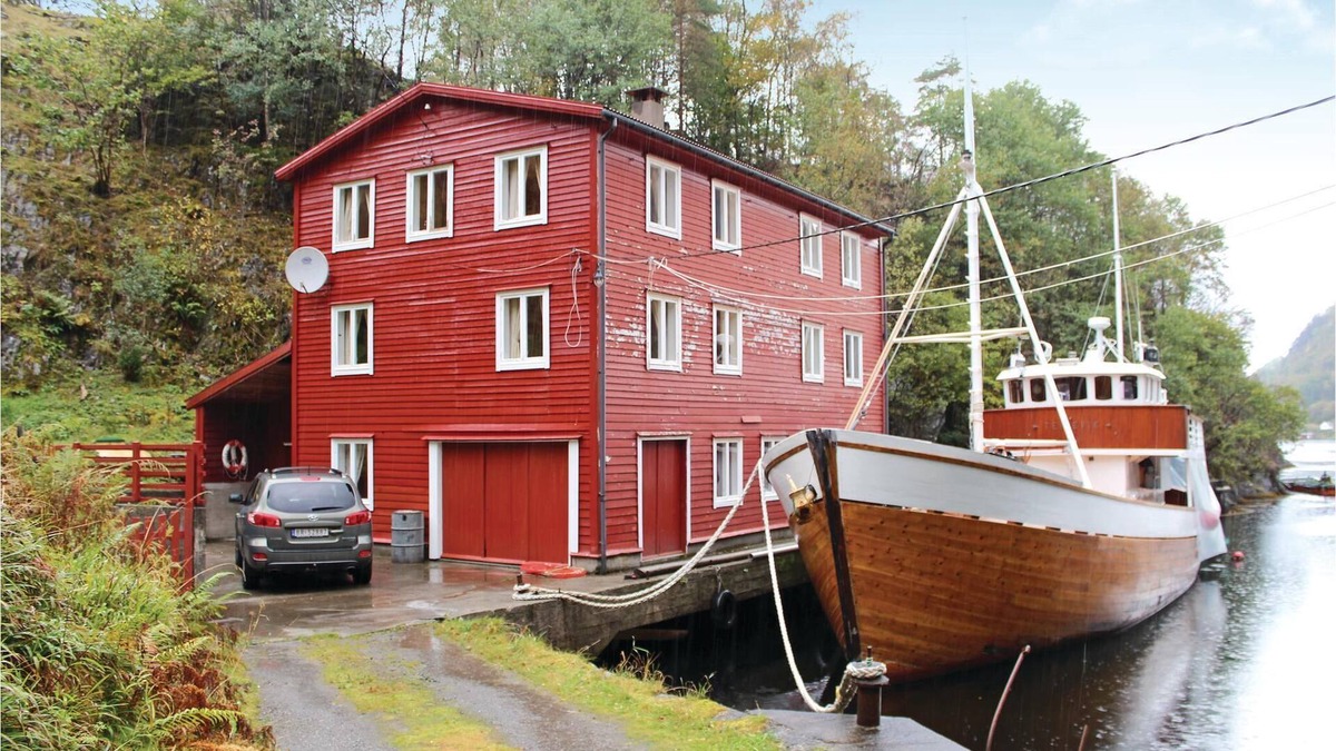 Fusa Apartment | Large boathouse with three vacation apartments (N19683, N19684, N19685).