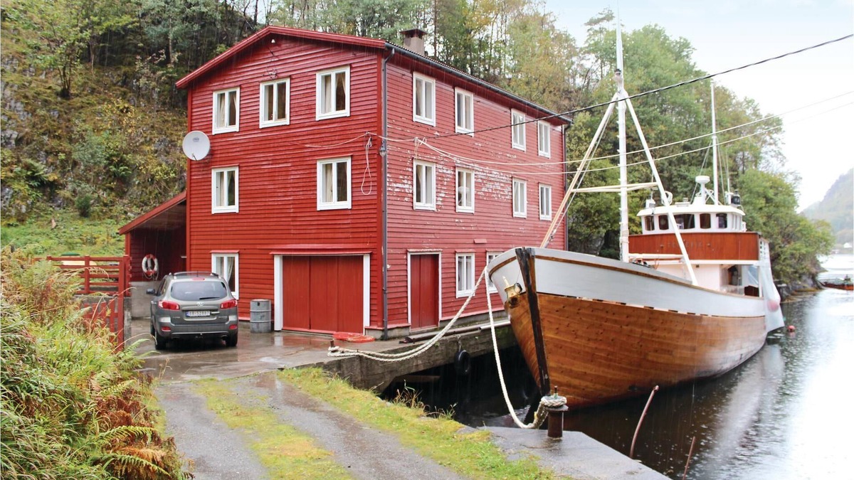 Fusa Apartment | Large boathouse with three vacation apartments (N19683, N19684, N19685).