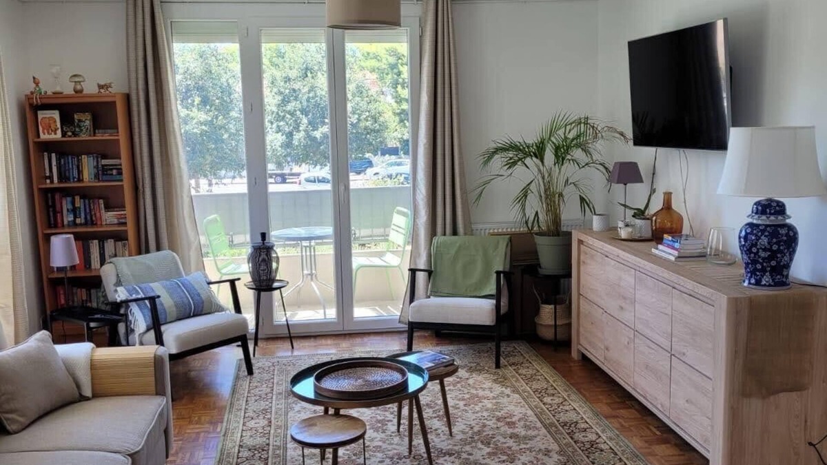 Les Platanes Apartment | Large bright apartment - beside park.